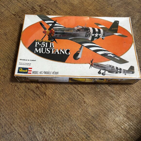 Revell Model Kit P-51 B Mustang Fighting Plane Military 1/32 Sealed Box - Picture 1 of 2